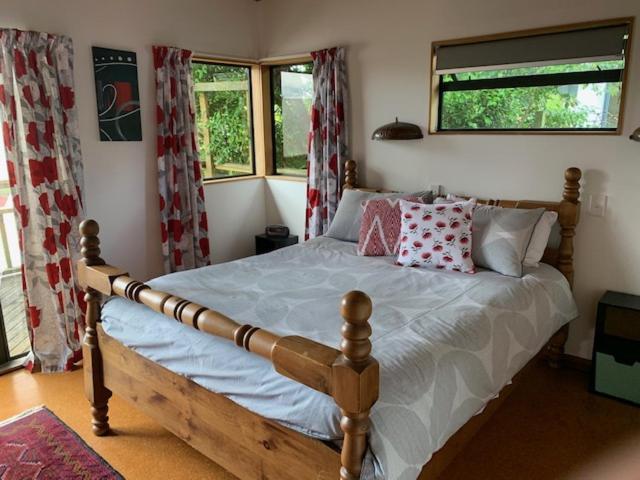 Treetop Hideaway - Taupo Holiday Home Buitenkant foto