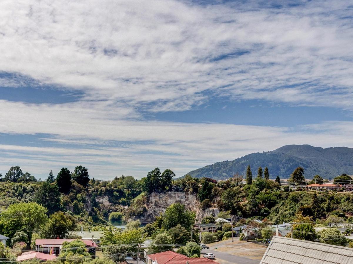 Treetop Hideaway - Taupo Holiday Home Buitenkant foto
