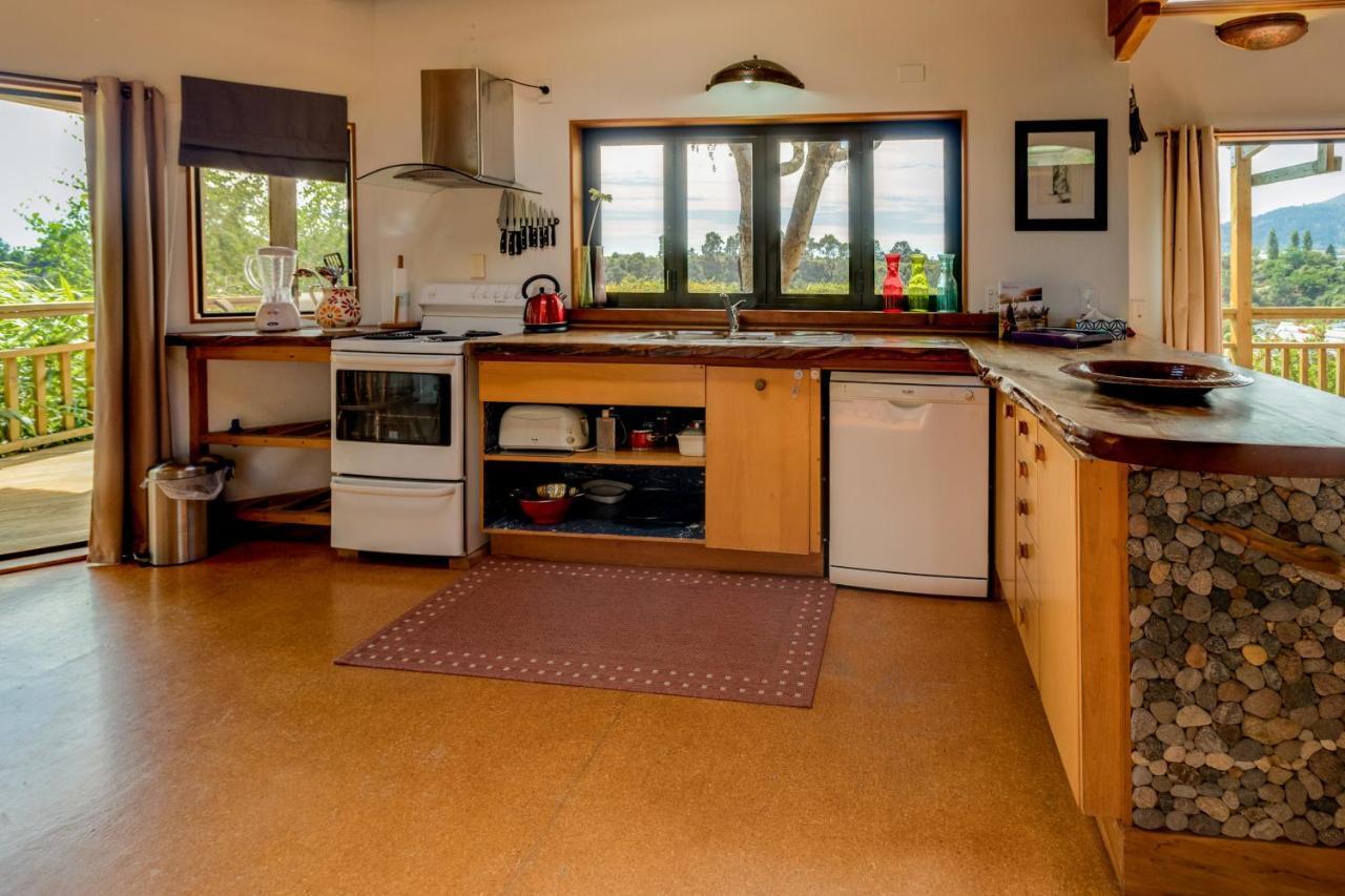 Treetop Hideaway - Taupo Holiday Home Buitenkant foto