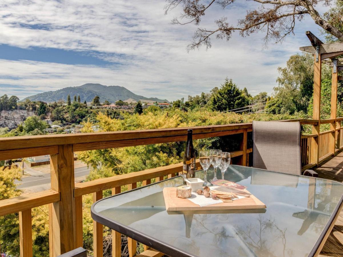 Treetop Hideaway - Taupo Holiday Home Buitenkant foto