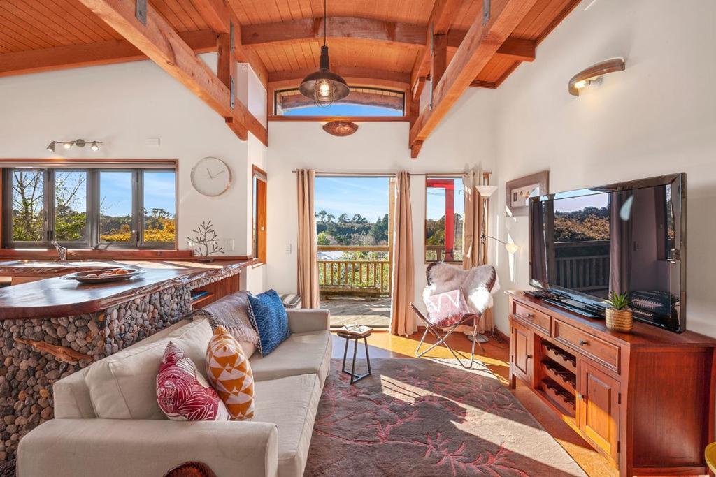 Treetop Hideaway - Taupo Holiday Home Buitenkant foto