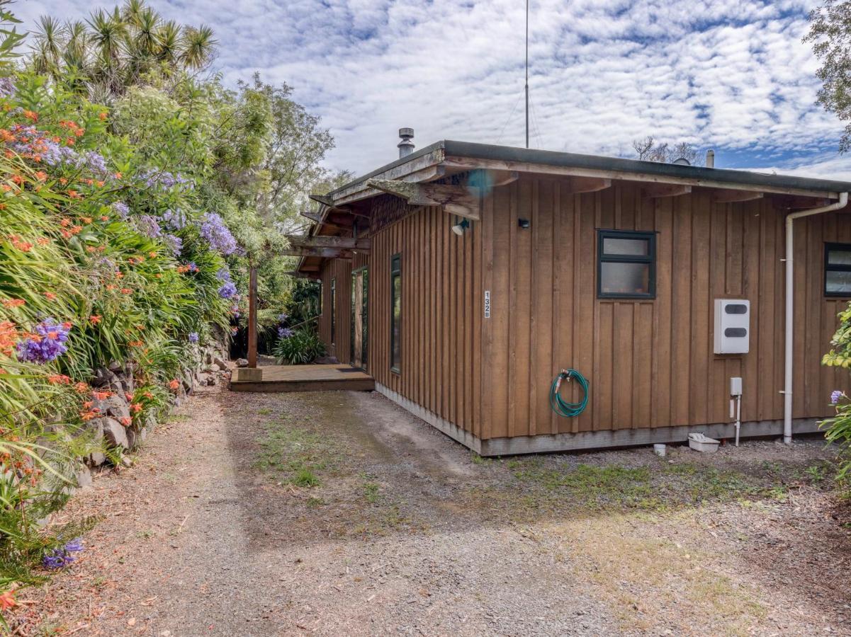 Treetop Hideaway - Taupo Holiday Home Buitenkant foto
